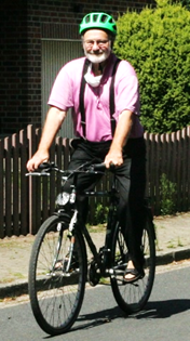 Ein Bild, das Fahrrad, drauen, fahrend, Person enthlt.

Automatisch generierte Beschreibung